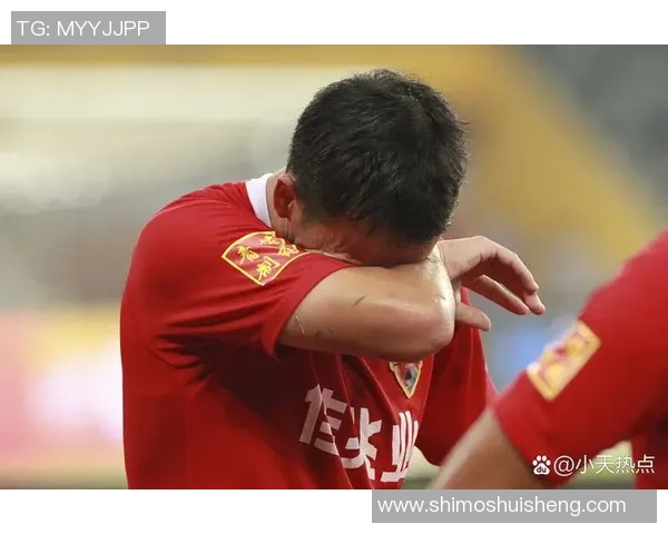 陷入沉思的足球球星如何在压力中找到自我突破与内心平衡